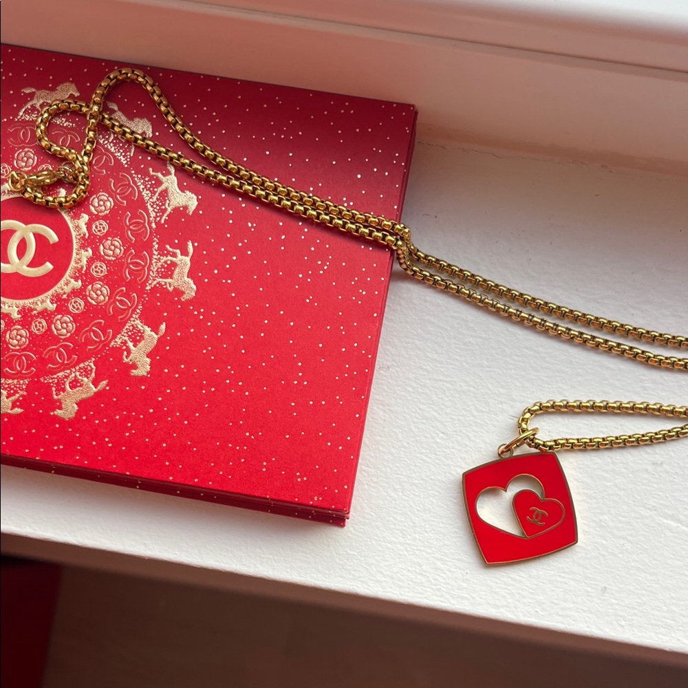 CHANEL | Heart Charm - Picture 2 of 3